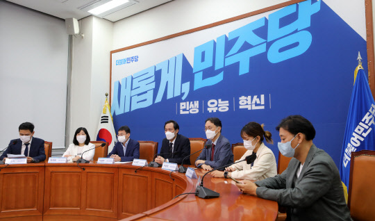 더불어민주당 우상호 비상대책위원장이 25일 서울 여의도 국회 당대표 회의실에서 열린 새로고침위원회 활동 결과보고 기자회견에 참석해 있다. 국회사진기자단=연합뉴스.